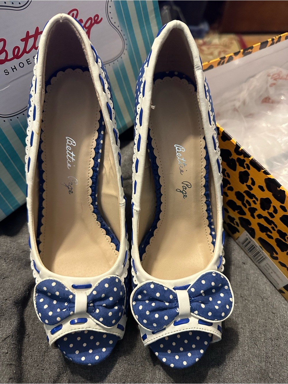 NIB Bettie Page Women's Gwendolyn Peep-Toe Pump Size 9 - Picture 3 of 8